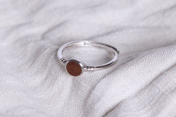 Ring Circle aus silber und Nussbaum Holz