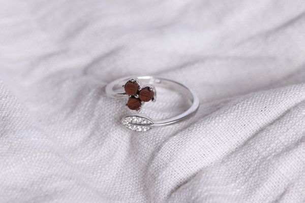 Ring Crystal Leaf aus silber und Nussbaum Holz