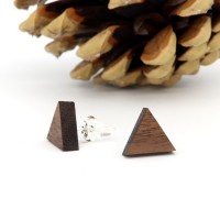 Holzohrring Dreieck Nussbaum Holz modern Holzohrring Dreieck Nussbaum Holz modern