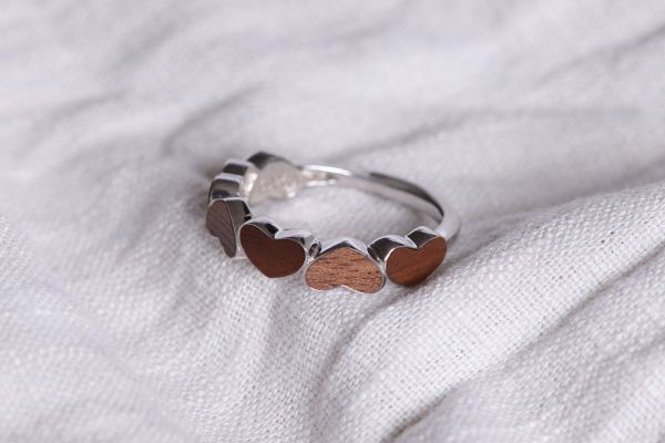 Ring Love Hearts aus silber und Nussbaum Holz